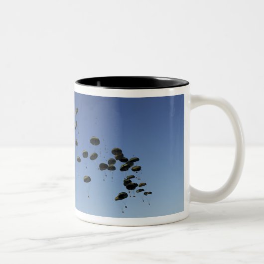 A US Air Force C-17 Globemaster III 2 Zweifarbige Tasse (Rechts)