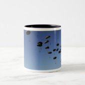 A US Air Force C-17 Globemaster III 2 Zweifarbige Tasse (Mittel)