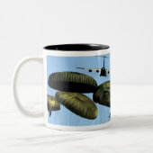 A US Air Force C-17 Globemaster III Zweifarbige Tasse (Links)