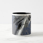 A US Air Force F-15 Eagle Zweifarbige Tasse (Mittel)