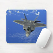 A US Air Force F-22 Raptor in der Nähe von Guam Mousepad (Mit Mouse)