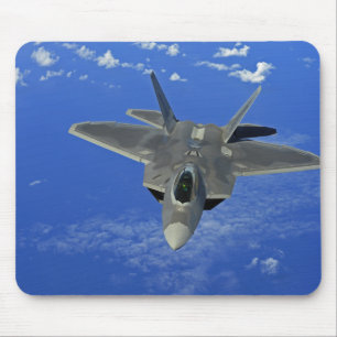 A US Air Force F-22 Raptor in der Nähe von Guam Mousepad