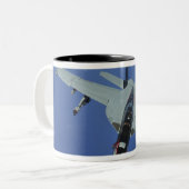 A US Navy F/A-18F Super Hornet im Flug Zweifarbige Tasse (Vorderseite Links)