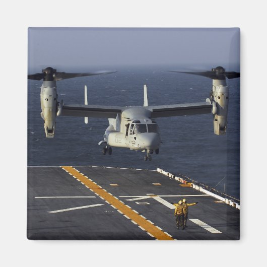 A V-22 Osprey bereitet sich auf Landung vor Magnet (Vorne)