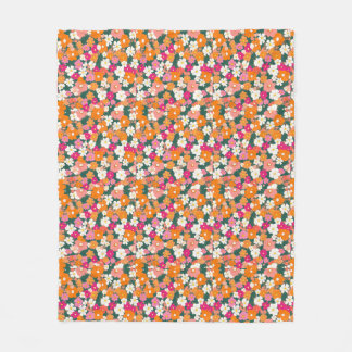 A vibrant pattern of small, colorful flowers fleecedecke