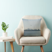 A view of Toronto Throw Pillow Kissen (Stuhl )