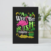 A Wee Bit Irish Heute St Patricks Day Flamingo Begleitkarte (Stehend Vorderseite)