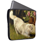 A White Persian Cat Watching a Ladybug, Laptopschutzhülle (Vorne Rechts)