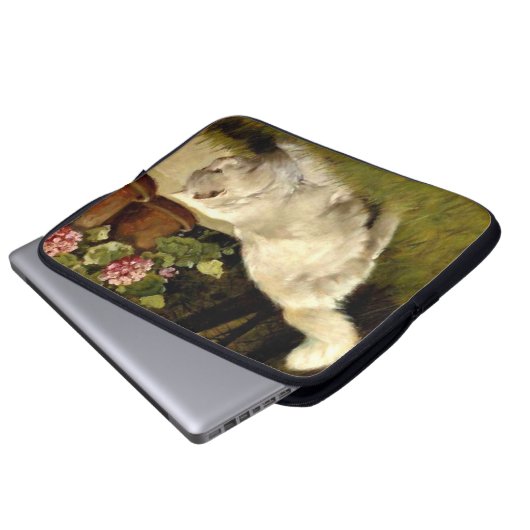 A White Persian Cat Watching a Ladybug, Laptopschutzhülle (Vorne Knopf)