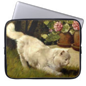 A White Persian Cat Watching a Ladybug, Laptopschutzhülle (Vorderseite)