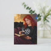 A witch and her cat enjoying tea and a book postkarte (Stehend Vorderseite)