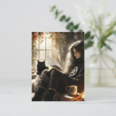 A witch reads with her black cat postkarte (Stehend Vorderseite)