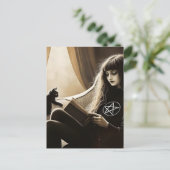 A witch reads with her black kitten postkarte (Stehend Vorderseite)