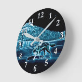 A Wolf On Snow Runde Wanduhr (Winkel)