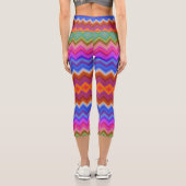 A woman wears vibrant, zigzag-patterned leggings  (Rückseite)