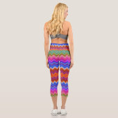 A woman wears vibrant, zigzag-patterned leggings  (Rückseite)