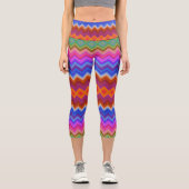 A woman wears vibrant, zigzag-patterned leggings  (Vorderseite)
