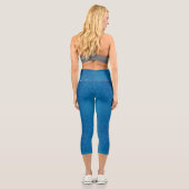 A woman's torso and legs in blue capri leggings  (Rückseite)