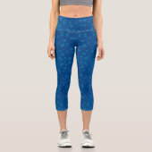 A woman's torso and legs in blue capri leggings  (Vorderseite)