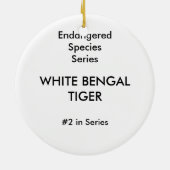 Aalende weiße Tiger-Verzierung ~ bedrohte Art Keramikornament (Hinten)