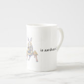 Aardvark-Cartoon sitzt und trinkt von einer Tasse (Vorderseite Rechts)