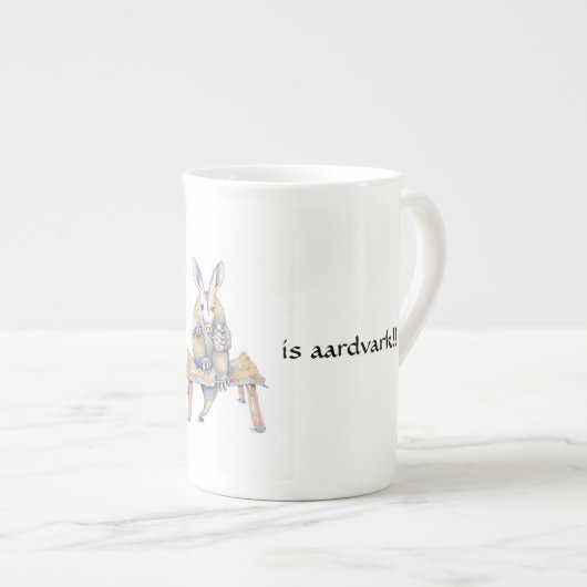 Aardvark-Cartoon sitzt und trinkt von einer Tasse (Vorderseite Rechts)