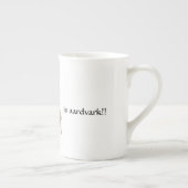 Aardvark-Cartoon sitzt und trinkt von einer Tasse (Rechts)