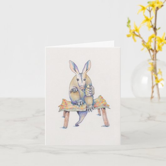 Aardvark sitzt auf dem Stuhl und genießt einen Dri Karte (Gelbe Blume)