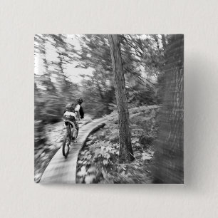 Aaron Rodgers Mountainbiken auf der Treppe zum Button