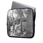 Aaron Rodgers Mountainbiken auf der Treppe zum Laptopschutzhülle (Vorderseite Links)