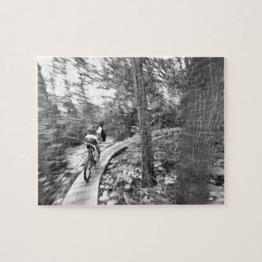 Aaron Rodgers Mountainbiken auf der Treppe zum Puzzle (Horizontal)