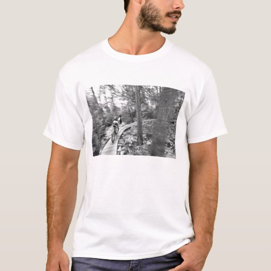 Aaron Rodgers Mountainbiken auf der Treppe zum T-Shirt (Vorderseite)