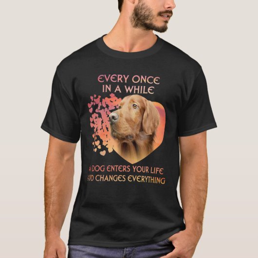 Ab und zu tritt ein irischer Hund auf. T-Shirt (Vorderseite)