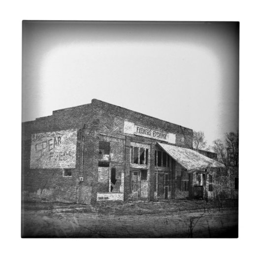 Abandoned Bauern Business in Black and White Fliese (Vorderseite)