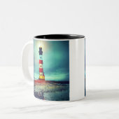 Abandoned Beach Dilapidate Illuminated Lighthouse Zweifarbige Tasse (Vorderseite Links)