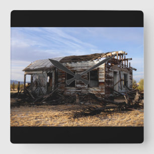 Abandoned House in Kelso California Quadratische Wanduhr