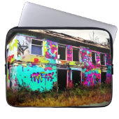 Abandoned House with Colorful Graffiti Laptopschutzhülle (Vorderseite)