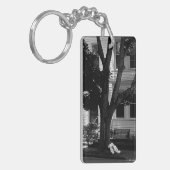 Abandoned Stuffed Teddy Bear Under Tree Schlüsselanhänger (Vorderseite links)