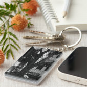 Abandoned Stuffed Teddy Bear Under Tree Schlüsselanhänger (Vorderseite rechts)