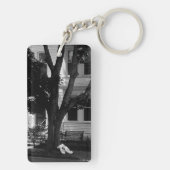 Abandoned Stuffed Teddy Bear Under Tree Schlüsselanhänger (Rückseite)