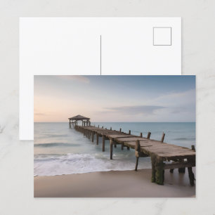 Abandonierte Anlegestelle auf See Postkarte