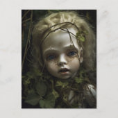 Abandonte Puppe Im Garten überwachsen Postkarte (Vorderseite)