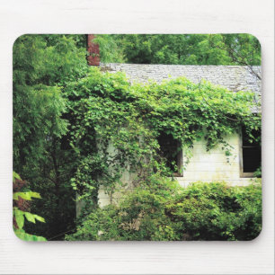 Abandred White House im Wald Mousepad