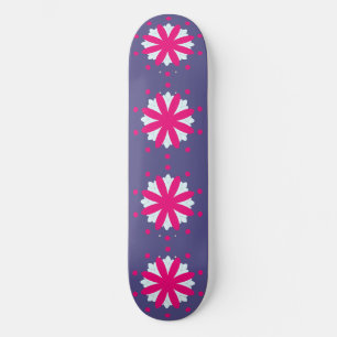 Abbildung der lila und rosa Blumenformen Skateboard
