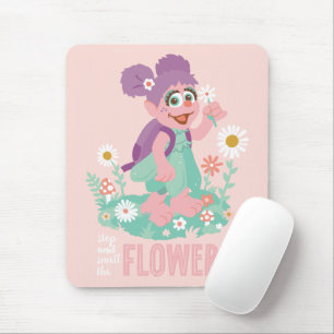 Abby Cadabby Stoppen und Riechen der Blume Mousepad