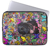 Abby in den Schmetterlingen - schwarzer Laptopschutzhülle (Vorderseite)
