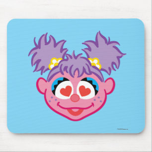 Abby lächelt Gesicht mit herzförmigen Augen Mousepad