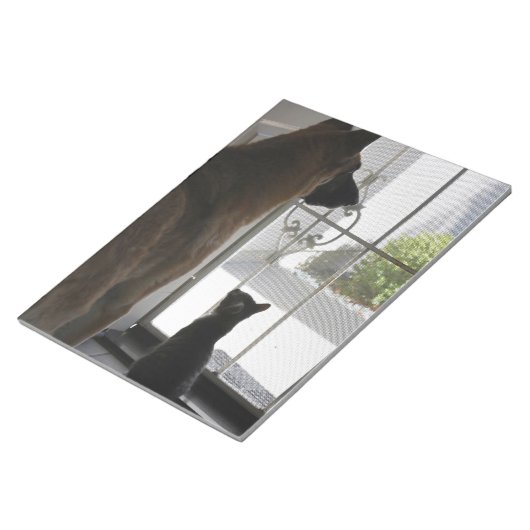 Abby mit Zorro vor der Tür Notepad Notizblock (angewinkelt)