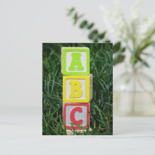 ABC-Blöcke im Gras Postkarte (Stehend Vorderseite)