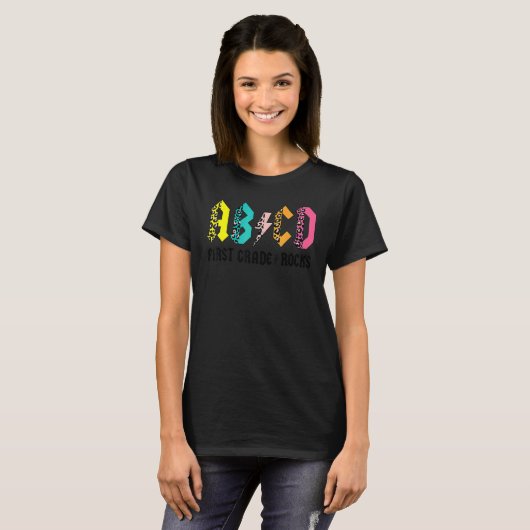 ABCD First Grade Rocks Back To School 1st Grade Te T-Shirt (Vorne ganz)